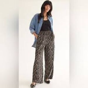 Patterned, Wide-leg Trousers with an Elastic Waistband and Drawstring.